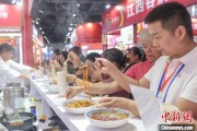 在线日历“嗦粉”经济火热 中国多地“食力”出圈