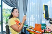 在线日历泰国主播品三亚榴莲：“尝到了家乡味”