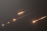 在线日历伊朗以导弹齐射回应以色列的大规模袭击